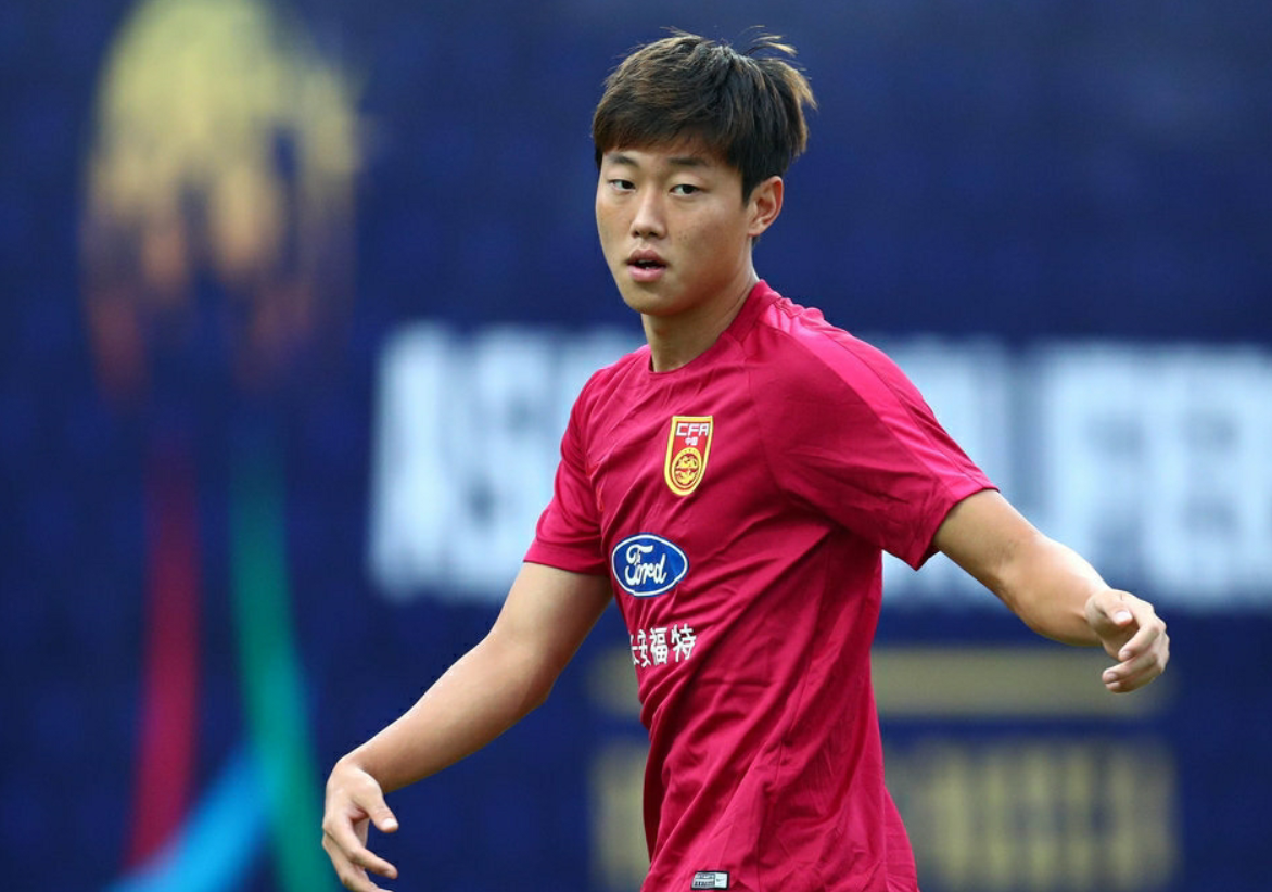 转会期塞维利亚调整名单以备亚冠，队长鼓劲环节打磨，目标明确，球探报告显示潜力的简单介绍