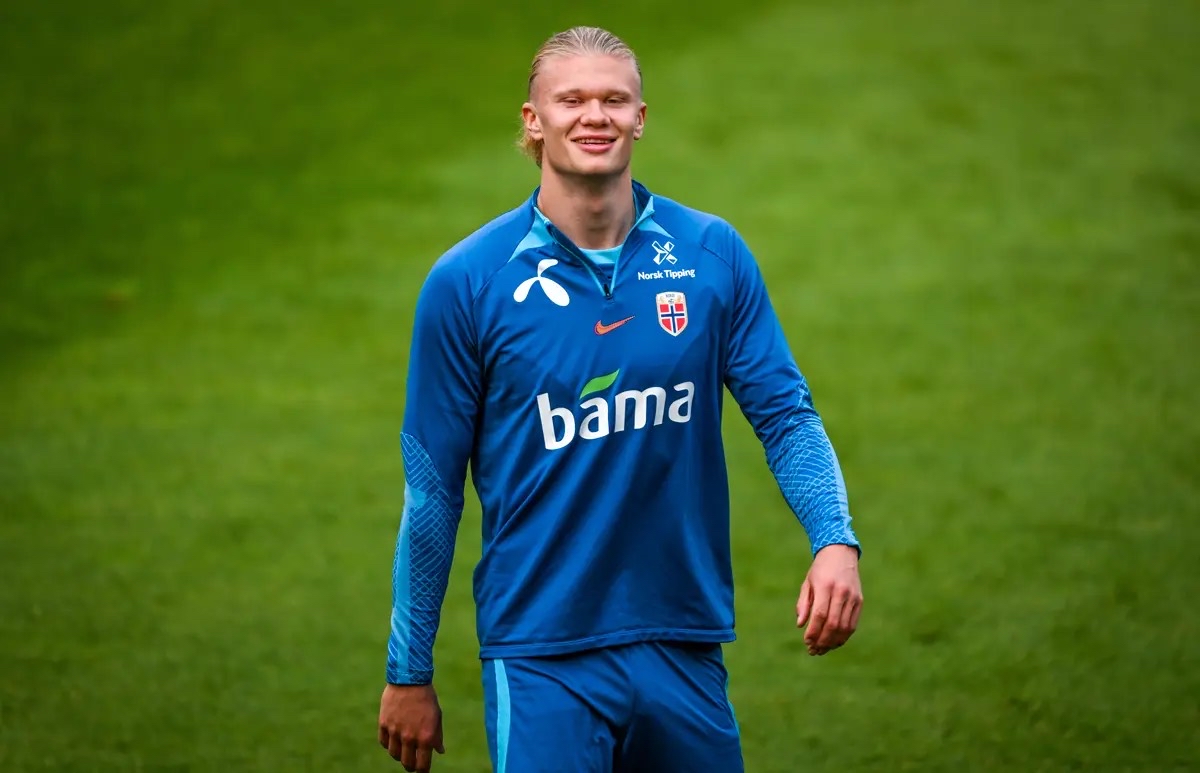 关于曼联集结日战术微调哈兰德在塞尔维亚队比赛中绝杀，媒体一致点评：费耶诺德伤情更新备战全明星赛的信息